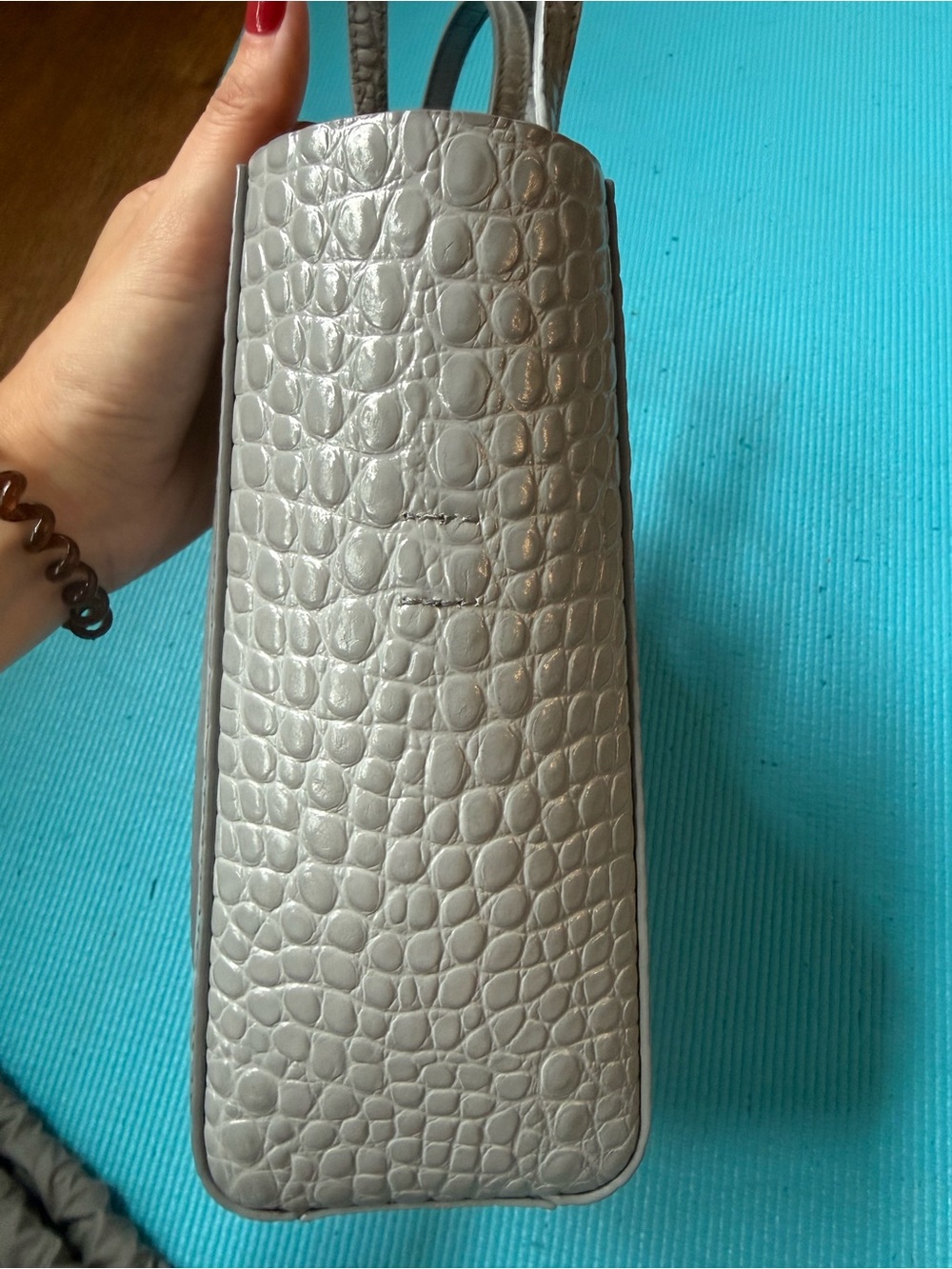BALENCIAGA
Shiny Calfskin Logo Crocodile Embossed Everyday Tote Grey - Picture 8 of 14